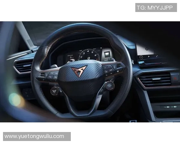 足球明星驾驶西雅特畅游城市街头展现风采与魅力