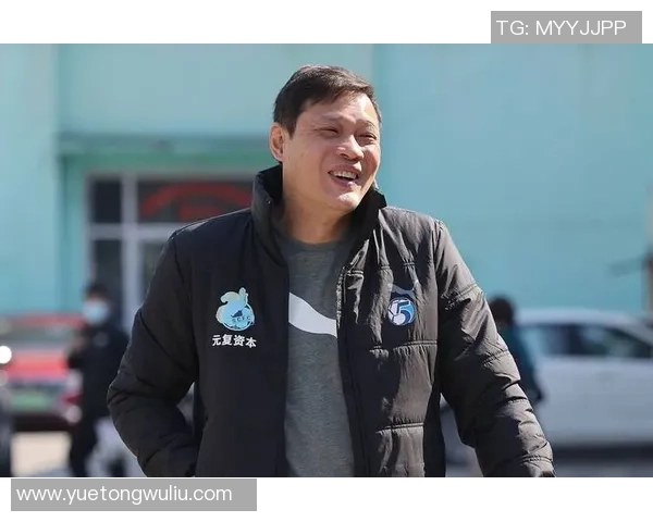 中国足球明星西装风采展现时尚魅力与运动精神的完美结合